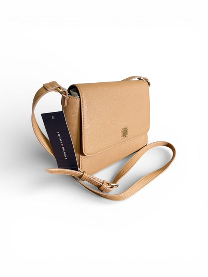 Bolso Tommy Hilfiger Original Nude – Crossbody Minimalista con Solapa