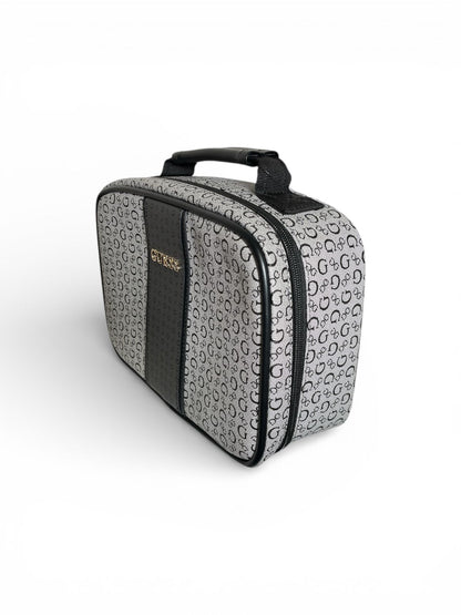 Neceser GUESS Original Gris Monograma con Franja Negra – Cosmetiquera